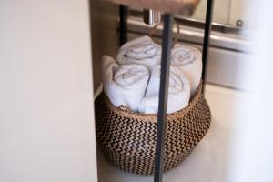 ein Korb mit Handtüchern auf einem Regal in einer Küche in der Unterkunft Queen Apartment Zadar in Zadar