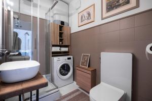 ein Badezimmer mit Waschmaschine und Waschbecken in der Unterkunft Queen Apartment Zadar in Zadar