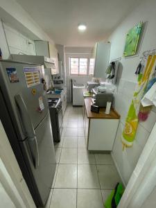 een keuken met een koelkast en een aanrecht bij Hermoso Depto Jardines in Rancagua