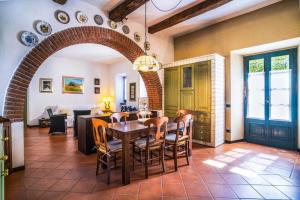 une salle à manger avec une table et des chaises dans une maison dans l'établissement Residenza al Lago, à San Maurizio dʼOpaglio