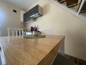 a kitchen with a large wooden table in a room at Duplex Oasis Ada in Ada