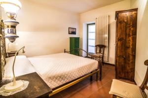 - une chambre avec un lit, une table et une chaise dans l'établissement Residenza al Lago, à San Maurizio dʼOpaglio