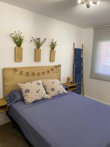 a bedroom with a bed with flowers on the wall at Tranquilidad y confort, Apartamento reformado en Cambrils in Cambrils