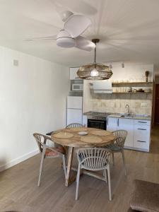 a kitchen with a table and chairs in a room at Tranquilidad y confort, Apartamento reformado en Cambrils in Cambrils +2 photos
