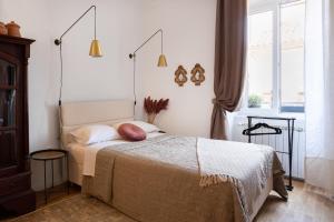 une chambre avec un lit avec deux oreillers dessus dans l'établissement MAX Plus - Private parking, à Pula