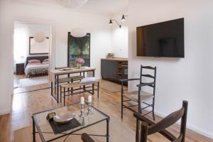 un salon avec une table, des chaises et une télévision dans l'établissement MAX Plus - Private parking, à Pula