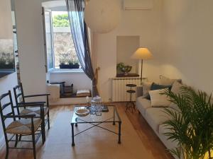 un salon avec un canapé et une table dans l'établissement MAX Plus - Private parking, à Pula