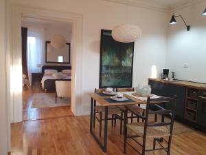 une cuisine et un salon avec une table et des chaises dans l'établissement MAX Plus - Private parking, à Pula 32 autres photos