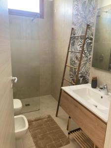 ein Bad mit einem Waschbecken, einem WC und einer Dusche in der Unterkunft Villa Chiara in Mazara del Vallo