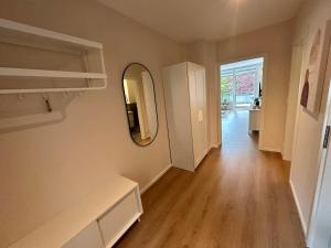 ein leeres Zimmer mit Spiegel und Flur in der Unterkunft Ferienwohnung am Klein Kiel in Kiel