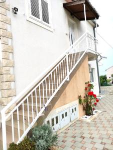 uma escada branca que leva a uma casa com flores em Villa Oliva Korcula em Korčula