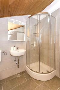 Koupelna v ubytování Apartments Ivka + 37 fotografií