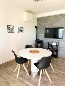 Televízia a/alebo spoločenská miestnosť v ubytovaní Apartments Vedran