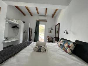sypialnia z łóżkiem z dwoma parami nożyczek w obiekcie Akti Kastraki Beach w mieście Kastraki