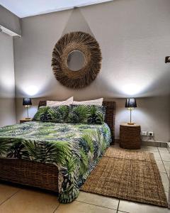 1 dormitorio con cama y espejo en la pared en Appartement hyper central et calme, à 5 mètres de Monaco, en Beausoleil