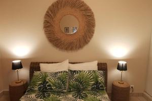 een slaapkamer met een bed met een spiegel aan de muur bij Appartement hyper central et calme, à 5 mètres de Monaco in Beausoleil
