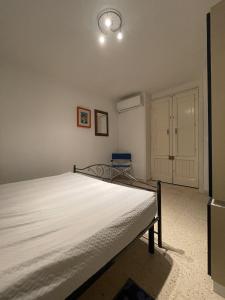 サン・ティジドーロにあるVilla Letizia Sea View in Sant'Isidoroのベッドルーム1室(白いベッド1台付)