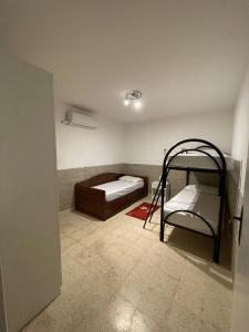 サン・ティジドーロにあるVilla Letizia Sea View in Sant'Isidoroのベッド1台と梯子が備わる小さな客室です。