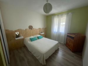Cers的住宿－Le Cocon des SPRESS，卧室配有白色床和蓝色枕头