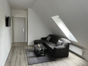 ein Wohnzimmer mit einem Sofa und einem Tisch in der Unterkunft Ferienwohnung Soltau in Soltau