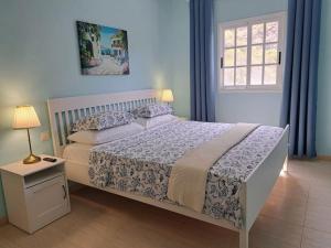 a bedroom with a bed and a window at Las Teresitas Apartment in San Andrés