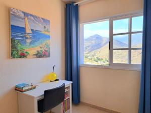 a desk and a window in a room at Las Teresitas Apartment in San Andrés