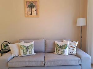 a couch with butterfly pillows on it in a living room at Las Teresitas Apartment in San Andrés