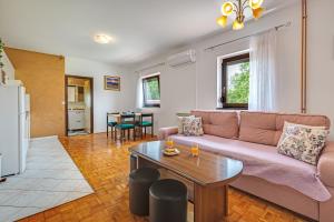 sala de estar con sofá y mesa en Apartments Patar, en Grabovac