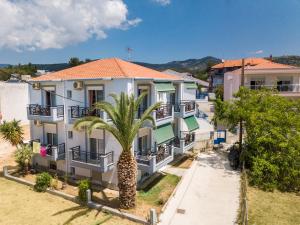 a row of houses with a palm tree in front at Studios Maria in Potos