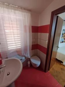 une salle de bain avec un lavabo blanc et des toilettes dans l'établissement B&B Il Grillo, à Santa Maria del Cedro 53 autres photos