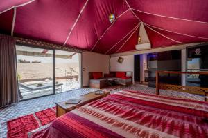 Postel nebo postele na pokoji v ubytování Mirage Agafay Lodge + 37 fotografií