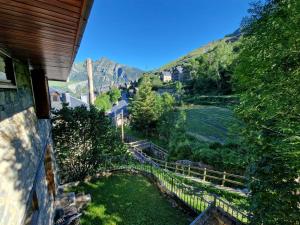 a house with a view of a field and mountains at Apartamento acogedor con vistas in Taull