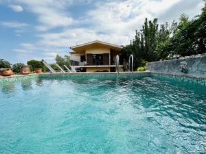 ein großer Pool vor einem Haus in der Unterkunft Can Bagudanch Costabravasi in Santa Cristina d'Aro