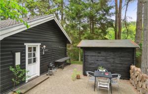エーベルトフトにあるStunning Home In Ebeltoft With 3 Bedrooms And Wifiの小さな黒小屋