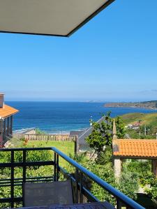 uma vista para o oceano a partir da varanda de uma casa em Casa Bascuas em Portonovo