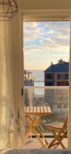 einen Balkon mit einem Tisch und Meerblick in der Unterkunft Apartamentos la Marosa in Burela