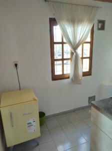 Una caja en una cocina con ventana en Departamento Payún Matrú en Malargüe