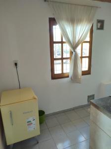 una caja en una cocina con ventana en Departamento Payún Matrú, en Malargüe