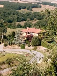 eine Luftansicht eines Hauses auf einem Hügel in der Unterkunft Il Colombaiolo in Castelmuzio