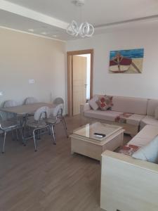 sala de estar con sofá y mesa en Dar Bhar, en Kelibia