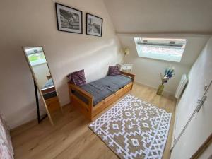 Zimmer mit einem Bett, einem Spiegel und einem Teppich in der Unterkunft Maison de Charme 4 chambres in Les Moutiers-en-Cinglais