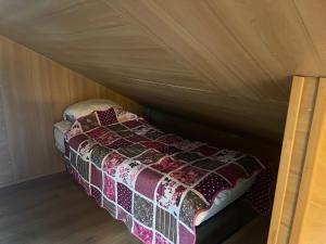 ein kleines Bett in einem Zimmer mit Bettrahmen in der Unterkunft Arukalda Puhketalu 