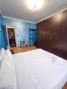 um quarto com uma grande cama branca e armários de madeira em Torino Panoramic view Apartment em Turim
