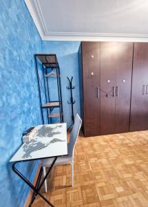 um quarto com uma mesa e uma escada e uma porta em Torino Panoramic view Apartment em Turim