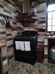 una cucina con piano cottura e asciugamani di El Descanso a Los Altos de Cerro Azul