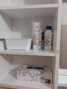 un estante con medicinas y una caja en una cocina en Casa Alessandra, en Aulla