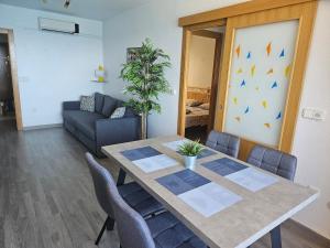a living room with a table and a couch at Playa apartamento in Torrevieja