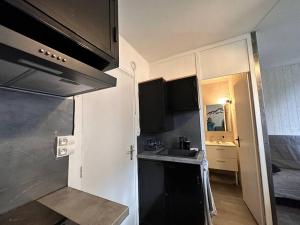 a small kitchen with a sink and a stove at Studio Guzet-Neige, au pied des pistes in Ustou