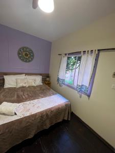 - une chambre avec un lit et une fenêtre dans l'établissement Casinhas no Contêiner dos Cristais, à Delfinópolis