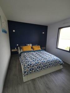 una camera con un letto con una parete blu di chez Rod a Cajarc